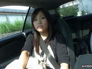 Attractive asiatisk brunette tenåring fingret shortly thereafter blåser i den bil