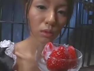 Hübsch asiatisch teenager gemacht isst strawberries mit sperma abdeckung